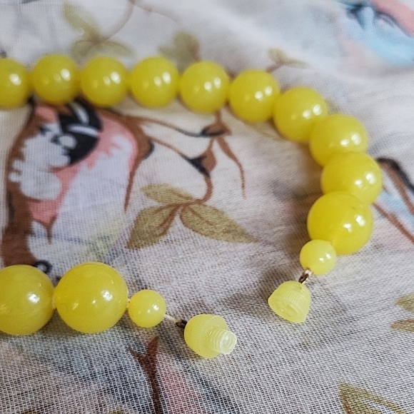 Lemoncello Lemonade Lemon Yellow Faceted Vintage Round Lucite Bead  Necklace EUC - Picture 6 of 8